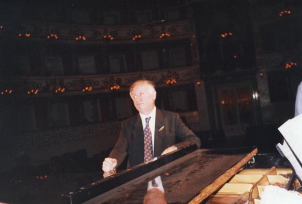 2001-10-27 Parma Teatro Regio - Il Maestro del Coro del Regio che ci insegna Va pensiero